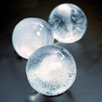 im38_on-tap_cocktails_tovolo-ice-spheres