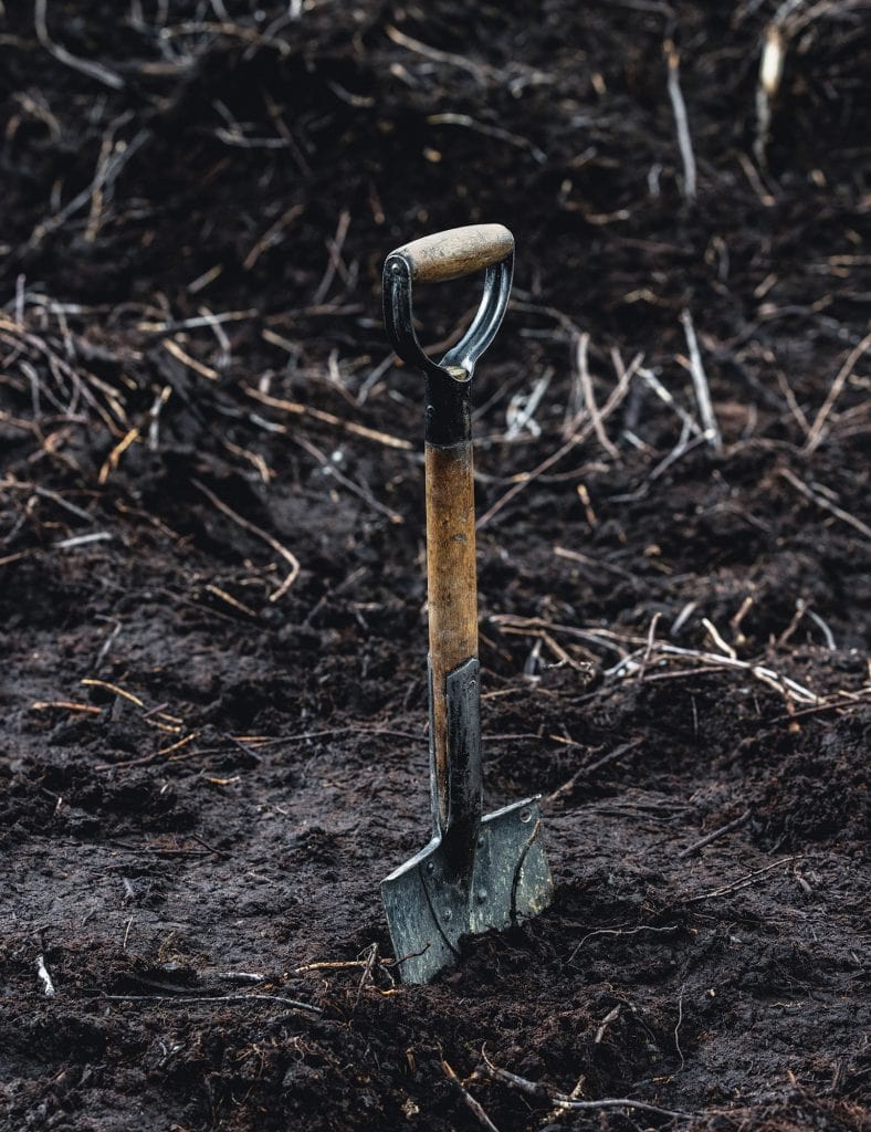 smoked whiskey Westland Peat Bog shovel