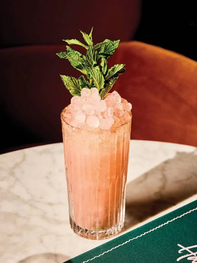 For their Bellini recipe, @JudyAndHarrys takes a different approach. “When conceptualizing the drink, we wanted to present the typical flavors of a Bellini in a more unconventional way,” says Ricardo Rodriguez (@ricki7_). To do that, they use rye whiskey to balance the sweetness of the peach and mint to freshens it all up. Recipe link in our bio.🍑

📸 @persicophoto